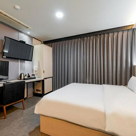Hotel The May Пусан Екстериор снимка