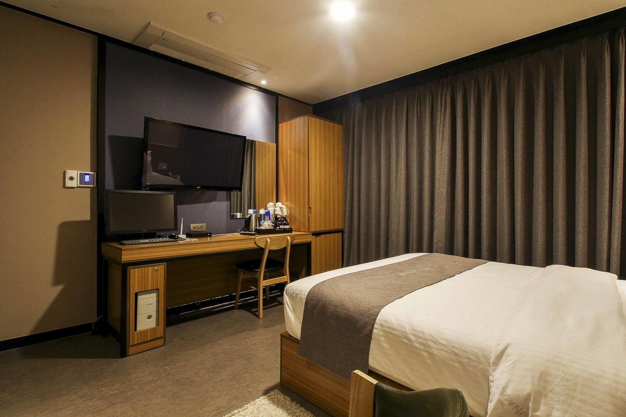 Hotel The May Пусан Екстериор снимка